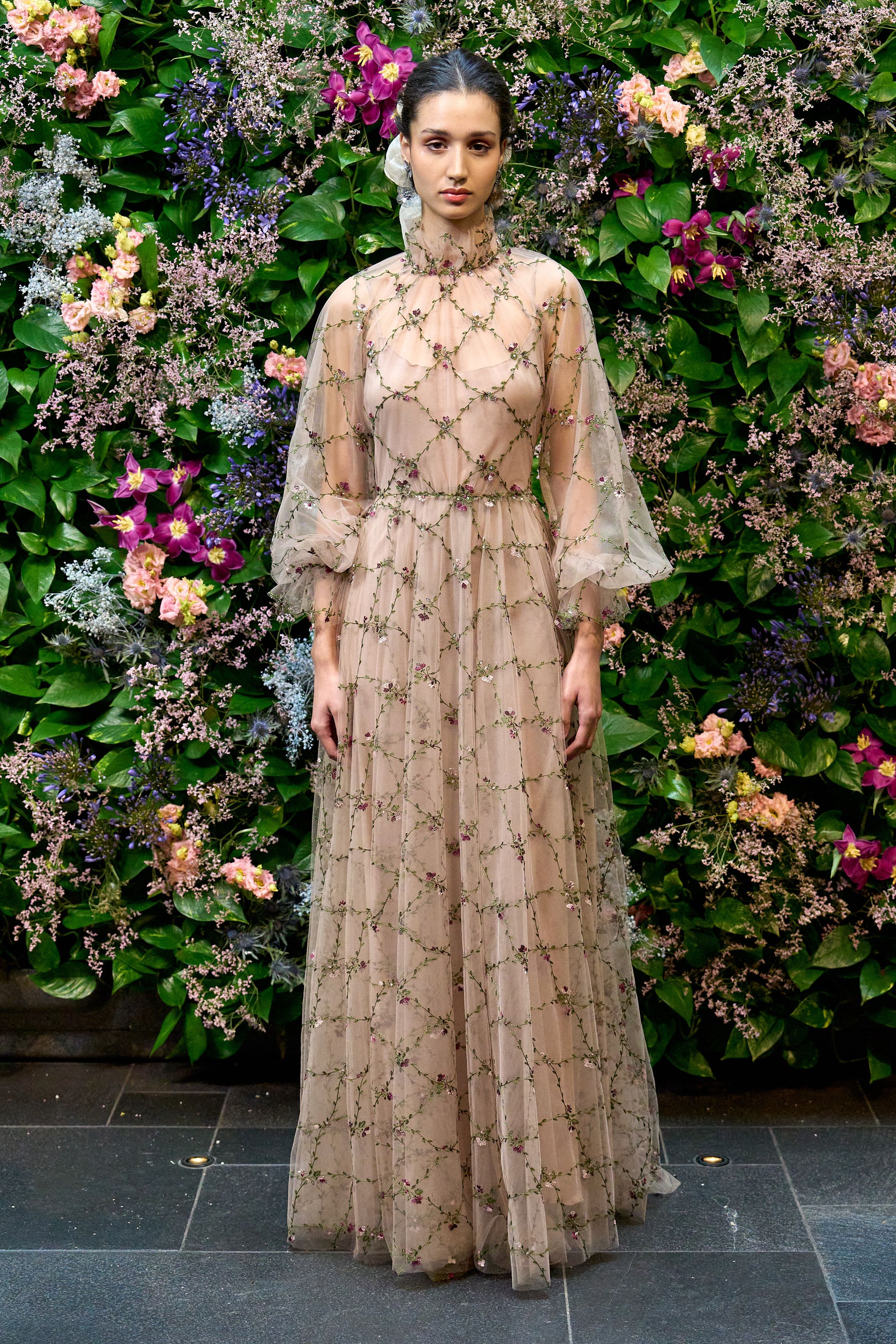 Luisa Beccaria以自然花墙为背景演绎薄纱与复古印花长裙，柔雾色调与精致刺绣勾勒出诗意田园梦境，将意式浪漫推向空灵极致-顽石频道趋势研究